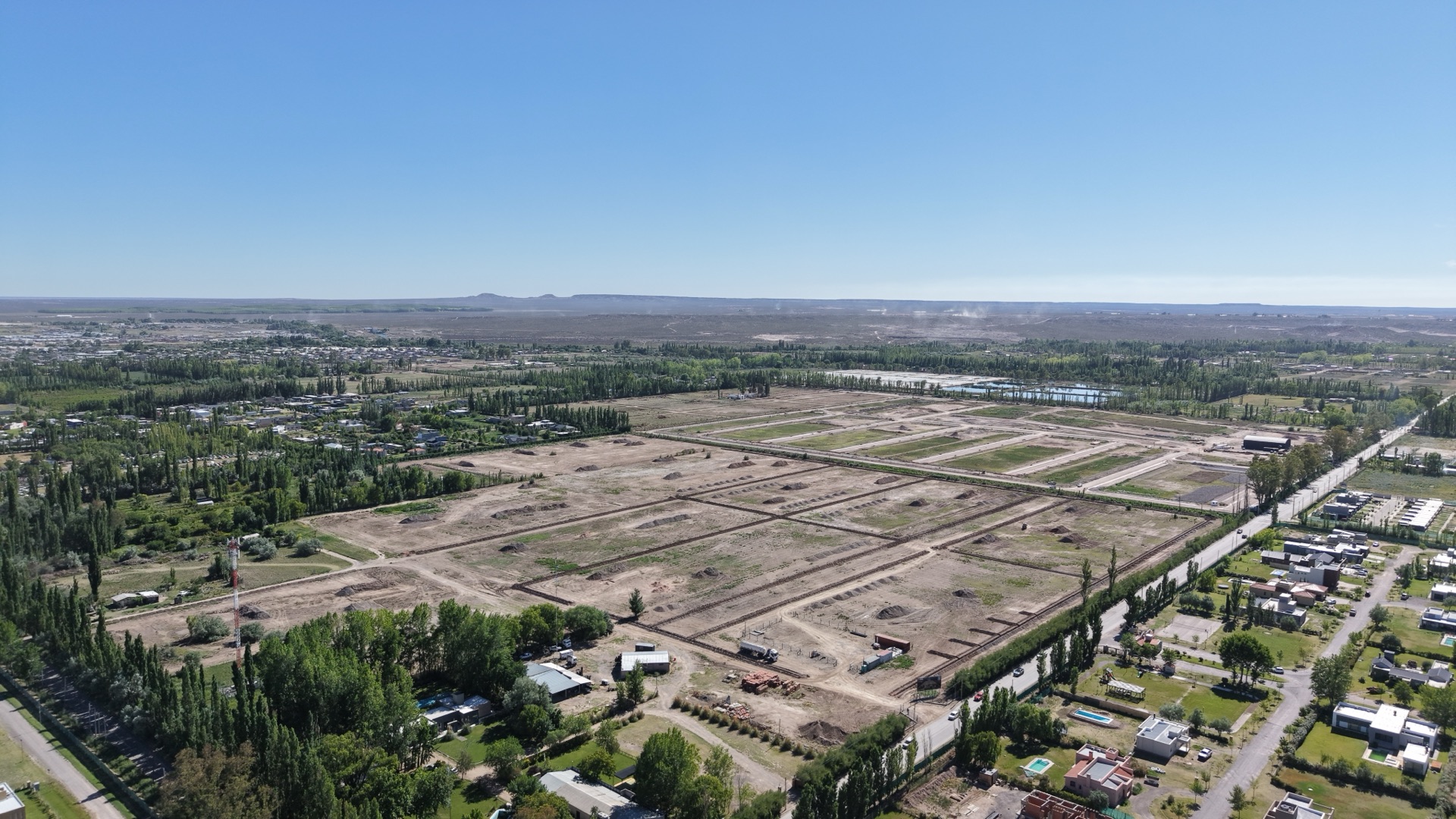 Vista aérea panorámica con las bardas de fondo
