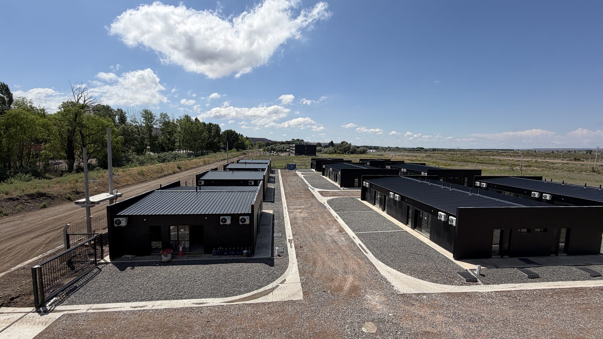 Entre Bardas I entrada con vista al complejo