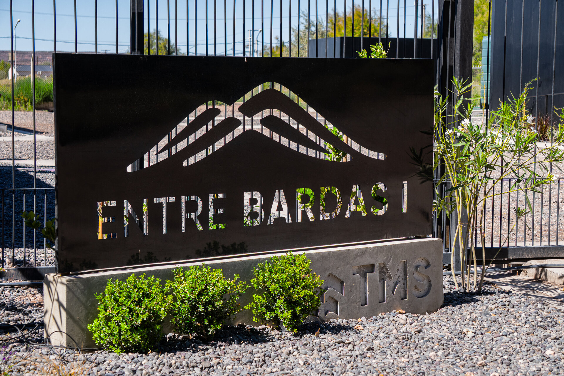 Entre Bardas I cartel y logo