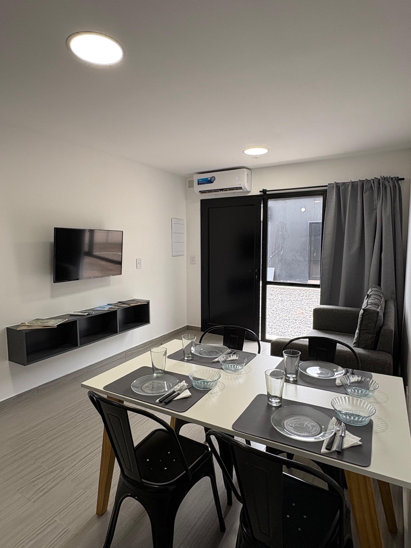 Entre Bardas I comedor con vista al living