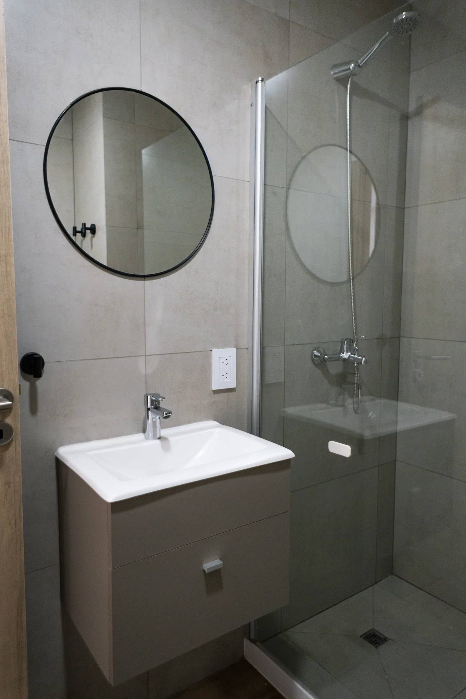 Baño completo con vanitory y ducha con mampara