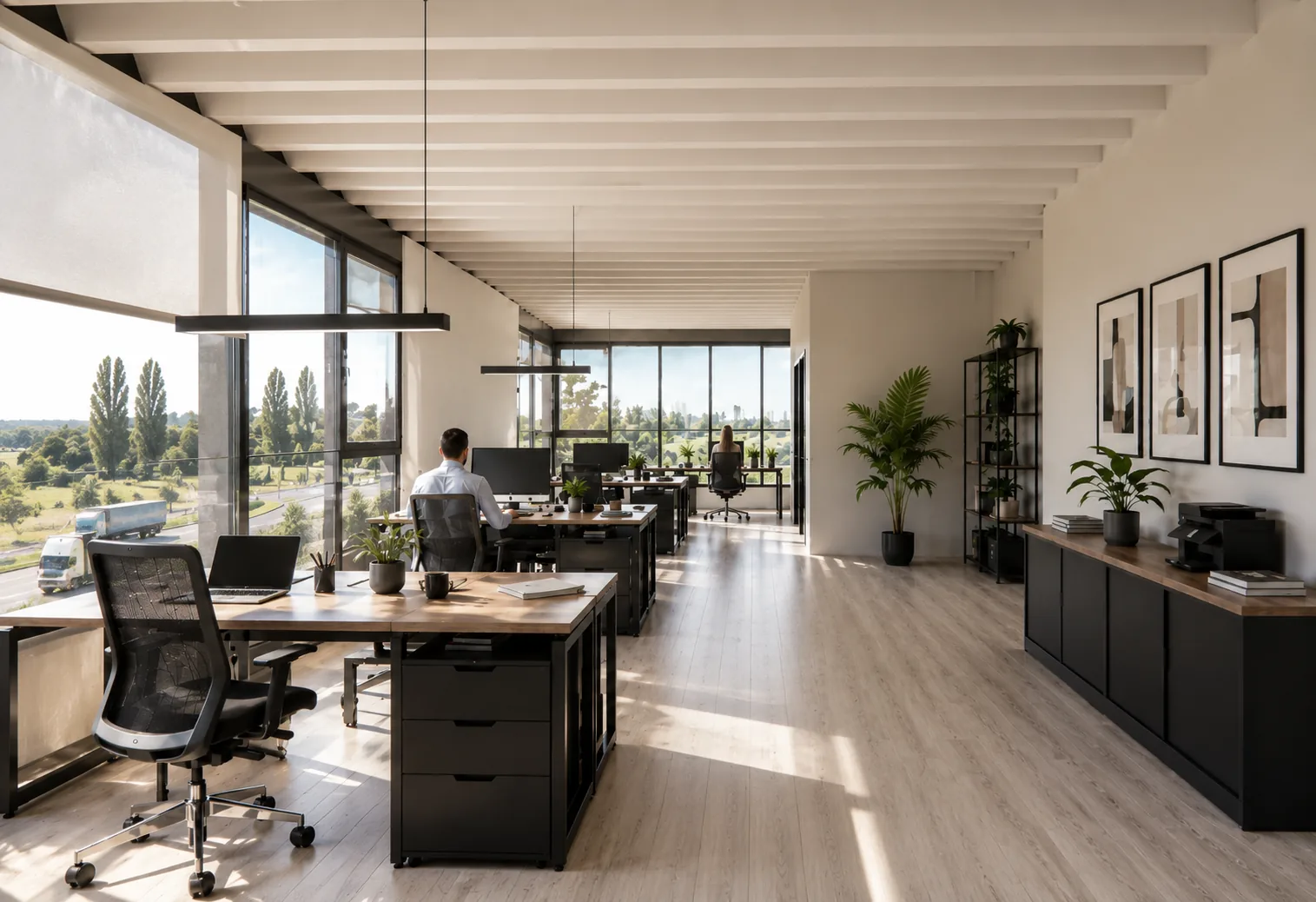 Interior de una oficina Flex de PLAC con puestos de trabajo y vista al entorno
